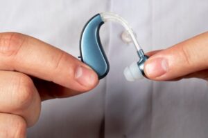 ¿Cuál es la diferencia entre audífono e implante coclear? Tecnología y diseño